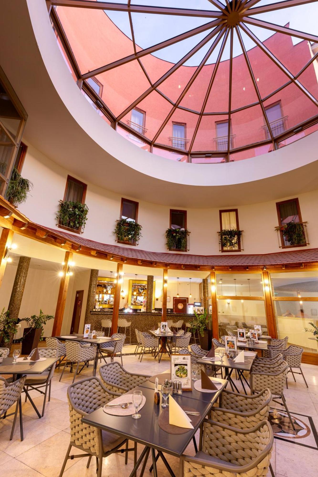 Colosseum Hotel Mórahalom Buitenkant foto