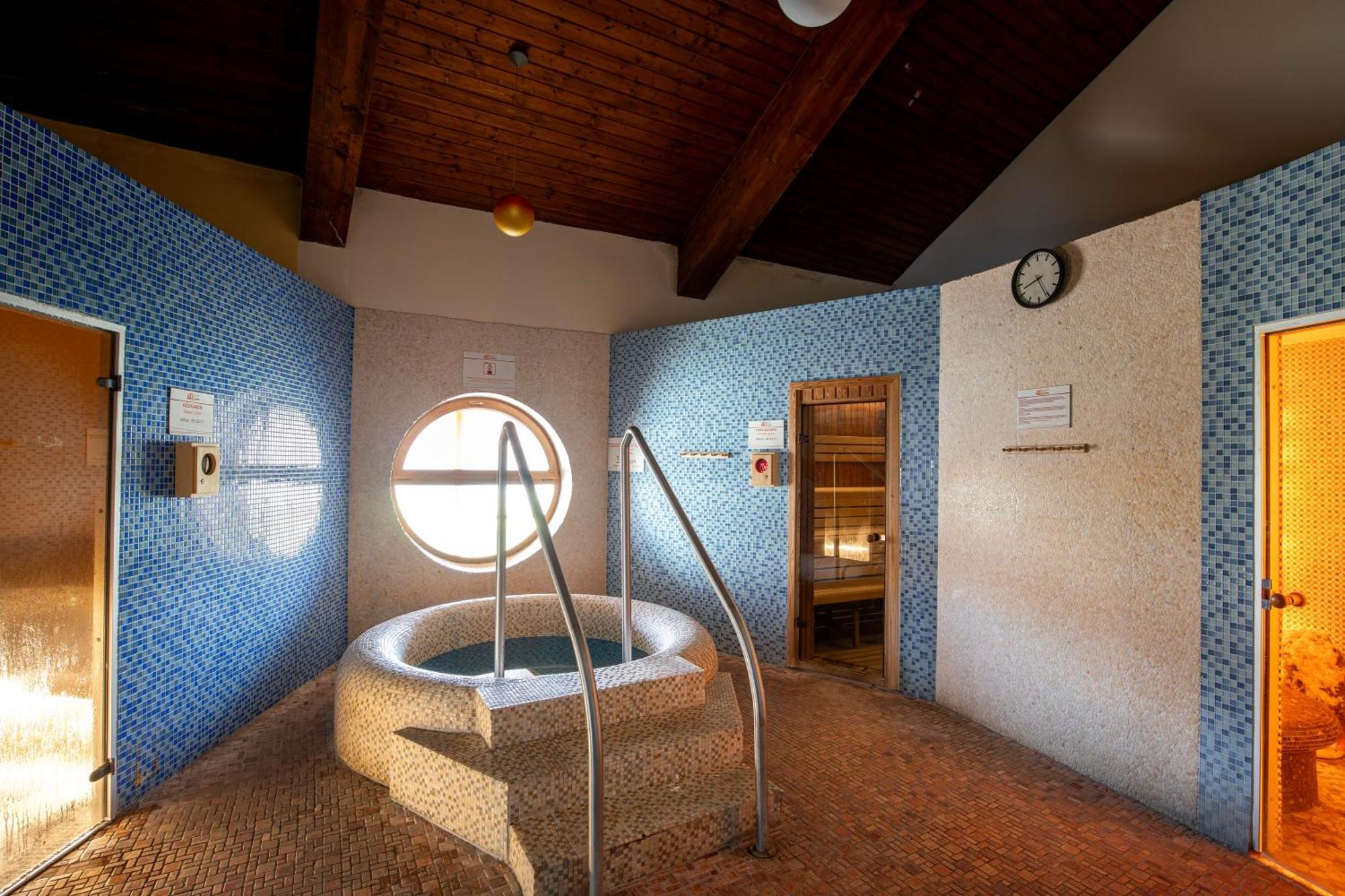 Colosseum Hotel Mórahalom Buitenkant foto