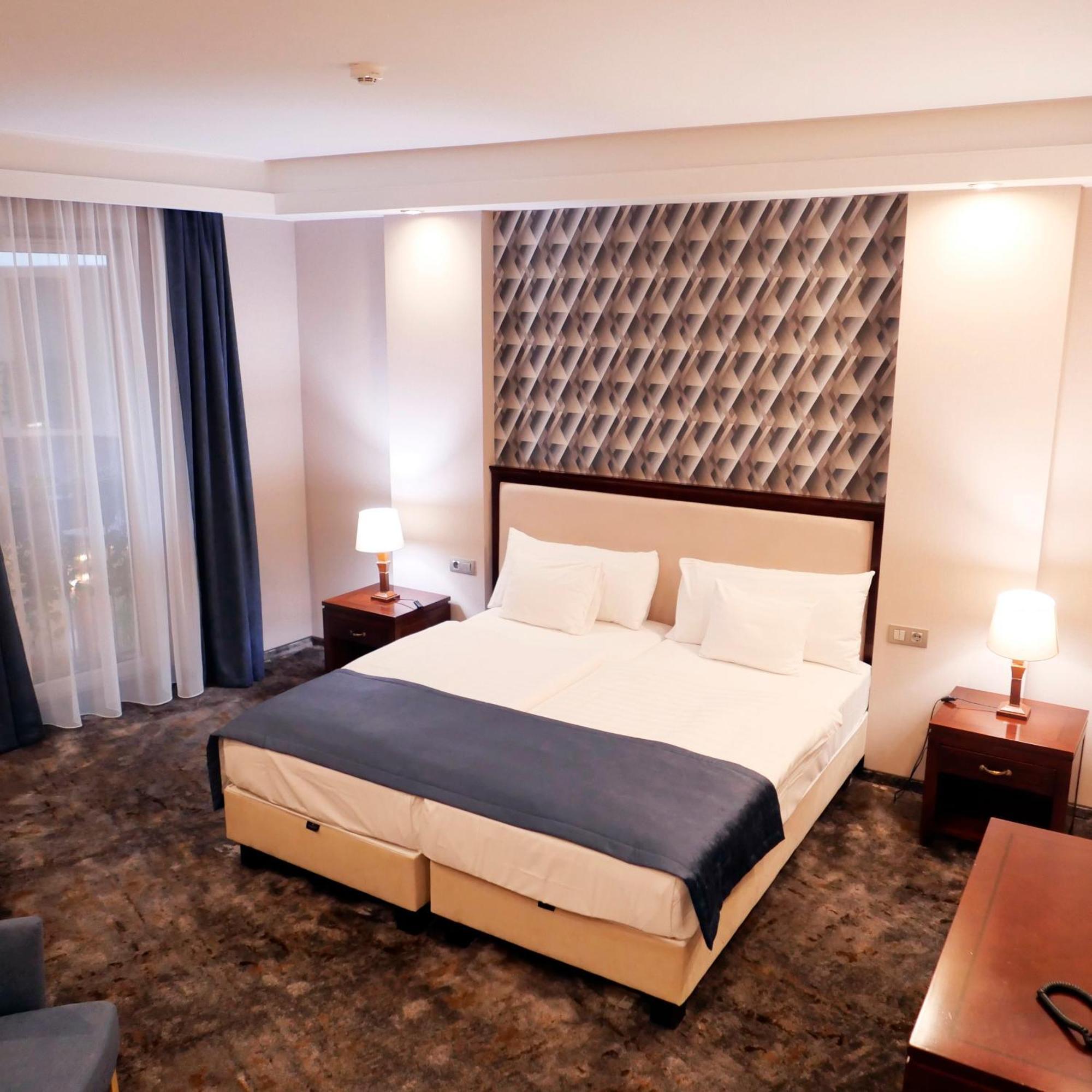 Colosseum Hotel Mórahalom Buitenkant foto